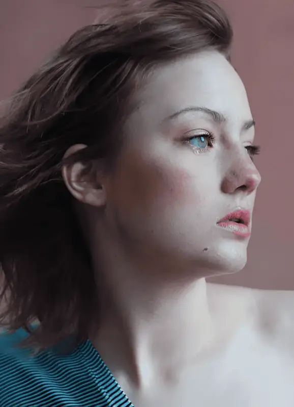 Chica con lágrima y mirada perdida, tristeza profunda y posible depresión